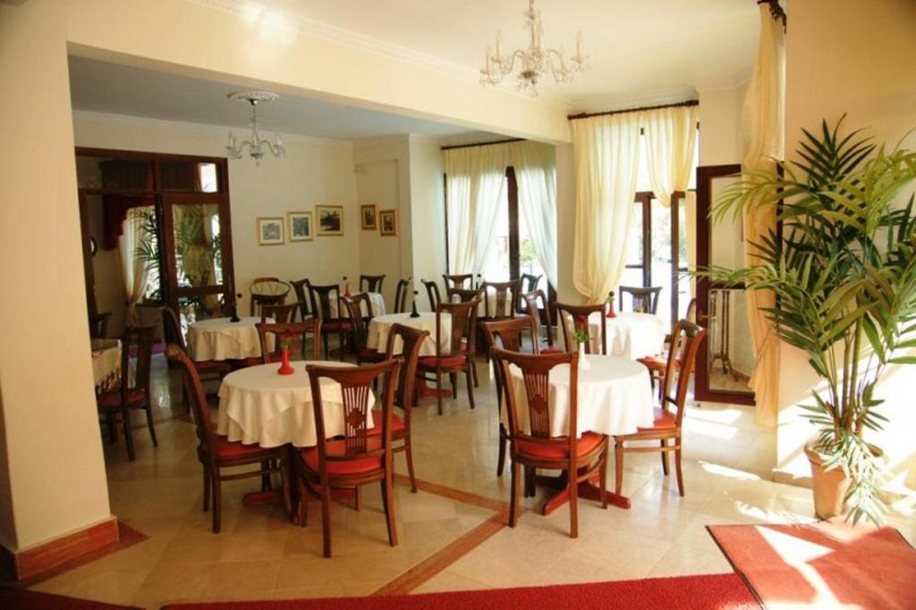 Reštaurácia alebo iné gastronomické zariadenie v ubytovaní Hotel Eden