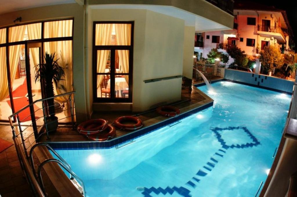 Bazén v ubytovaní Hotel Eden alebo v jeho blízkosti
