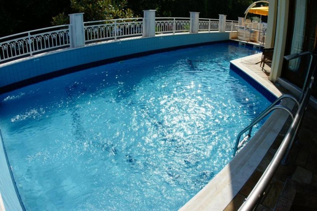 Bazén v ubytovaní Hotel Eden alebo v jeho blízkosti
