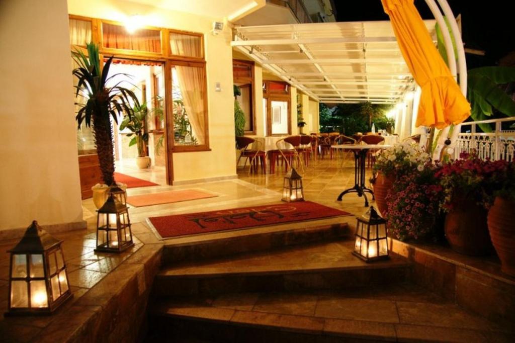 Reštaurácia alebo iné gastronomické zariadenie v ubytovaní Hotel Eden