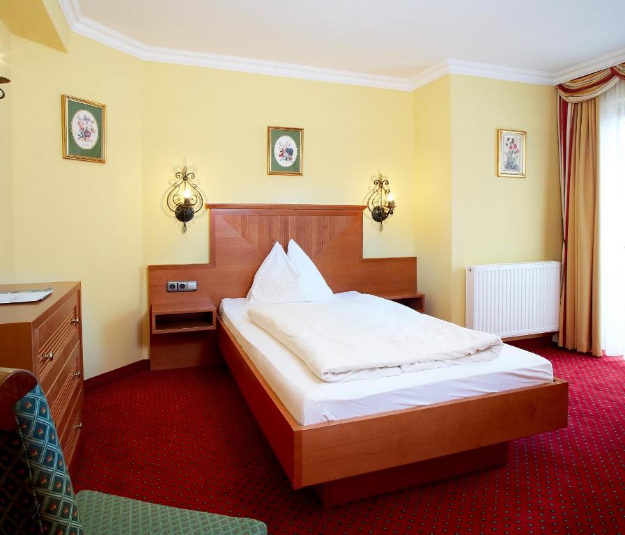 Postel nebo postele na pokoji v ubytování Hotel Untersberg