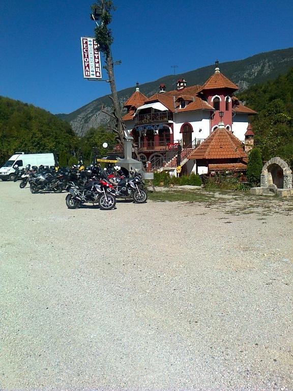 Nespecifikovaný výhled na hory nebo výhled na hory při pohledu z motelu