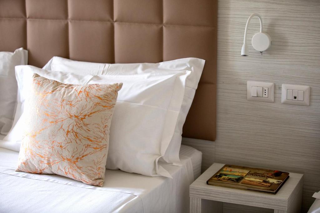 Postel nebo postele na pokoji v ubytování Hotel Clara