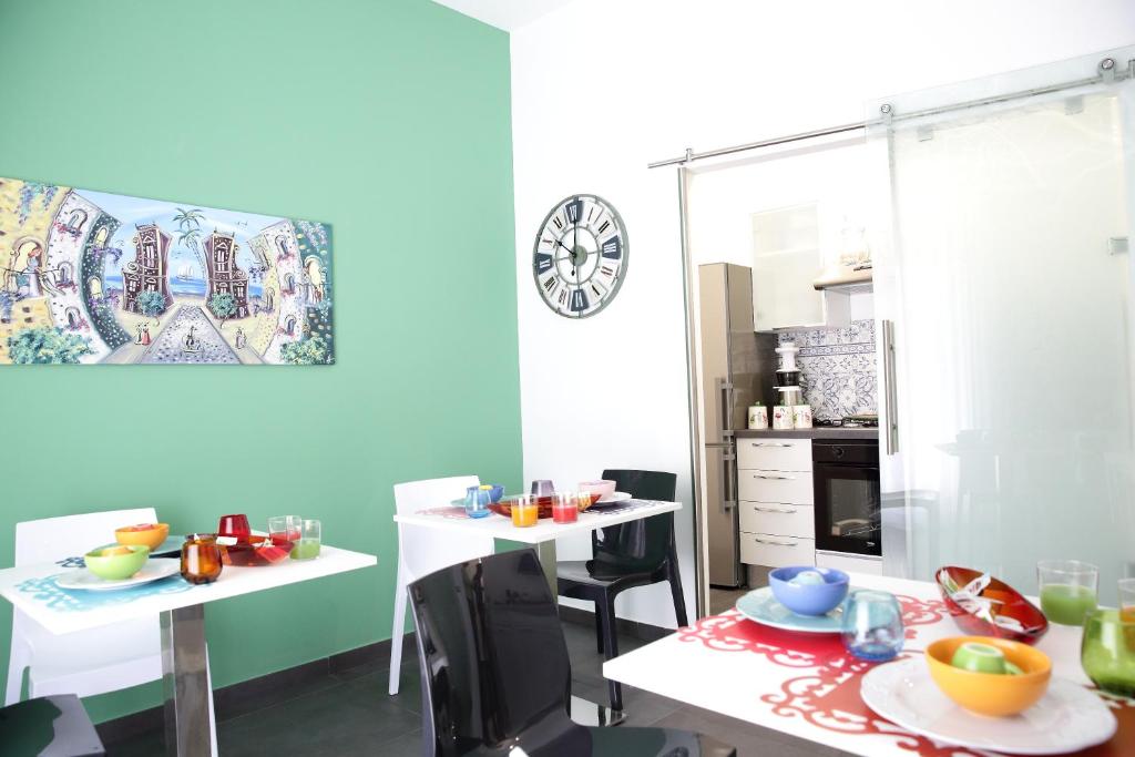 Kuchyň nebo kuchyňský kout v ubytování Amuri Room&Suite