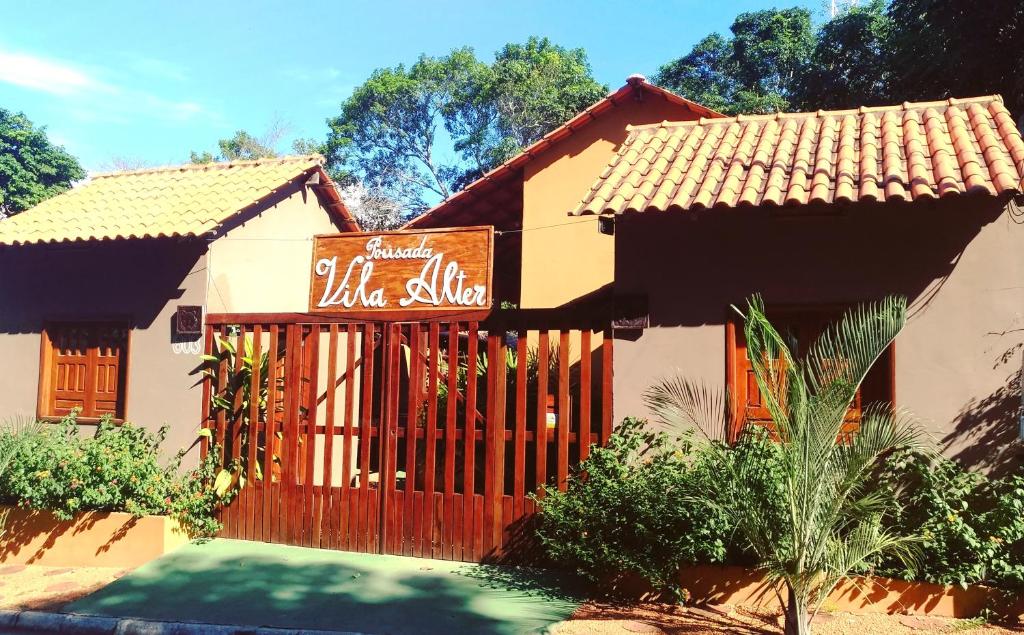 uma casa com uma cerca em frente em Pousada Vila Alter em Alter do Chão