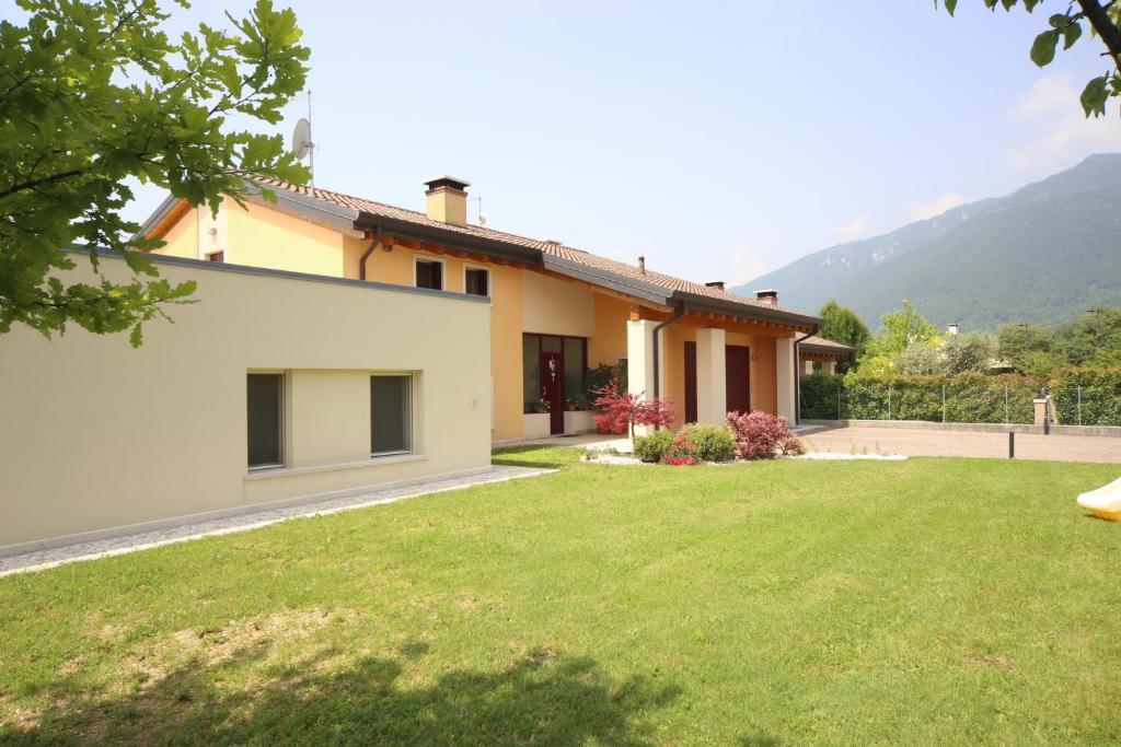 a view of a house with a yard at Apartment Conte in Borso del Grappa