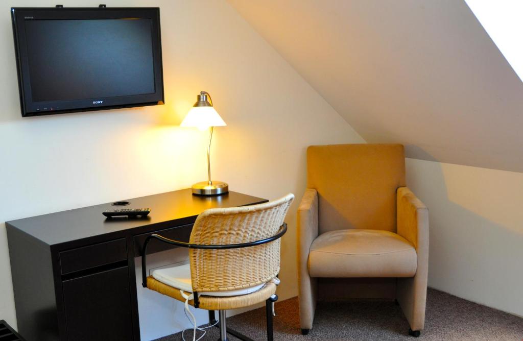 TV a/nebo společenská místnost v ubytování Hotel Prins van Oranje