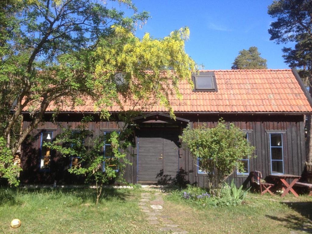 una casa antigua con techo rojo en Brissund, en Visby