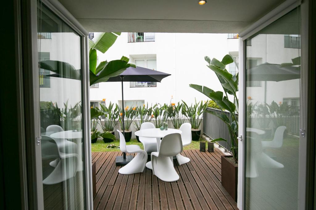 un patio con una mesa blanca y sillas blancas en Lisbon Downtown Apartment Free Parking, en Lisboa