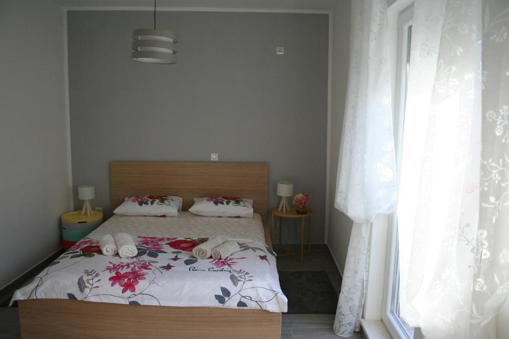 Postel nebo postele na pokoji v ubytování Room with garden