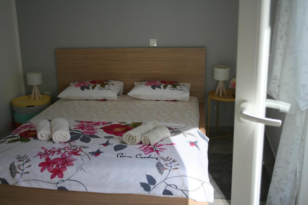 Postel nebo postele na pokoji v ubytování Room with garden