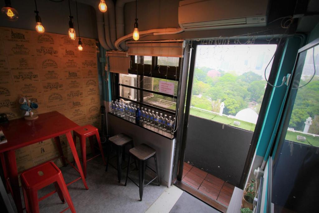 Camera con frigorifero, tavolo e finestra. di Urban Pack a Hong Kong