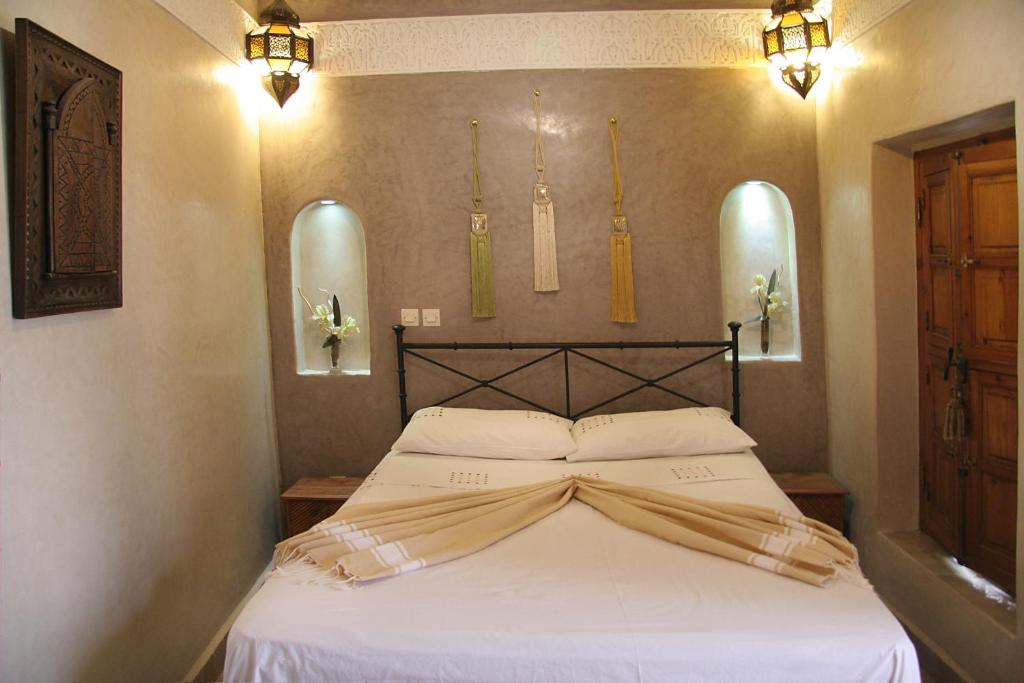 Postel nebo postele na pokoji v ubytování Riad Couleurs du Sud