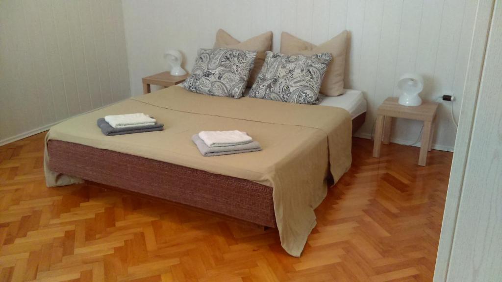 Postel nebo postele na pokoji v ubytování Jovich Apartments 1