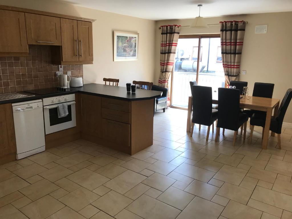 Kuchyň nebo kuchyňský kout v ubytování Luxury Town House-Apartment Carrick-on-shannon