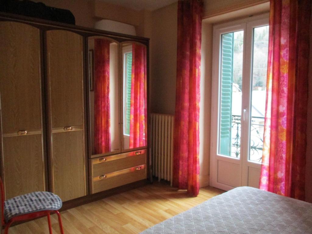 ル・モンドールにある'Mont-Dore-Toir' paisibleのベッドルーム1室(ベッド1台、ドレッサー、窓付)