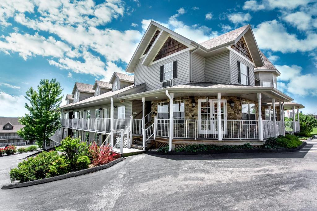 una casa con una entrada delante de ella en Gazebo Inn, en Branson