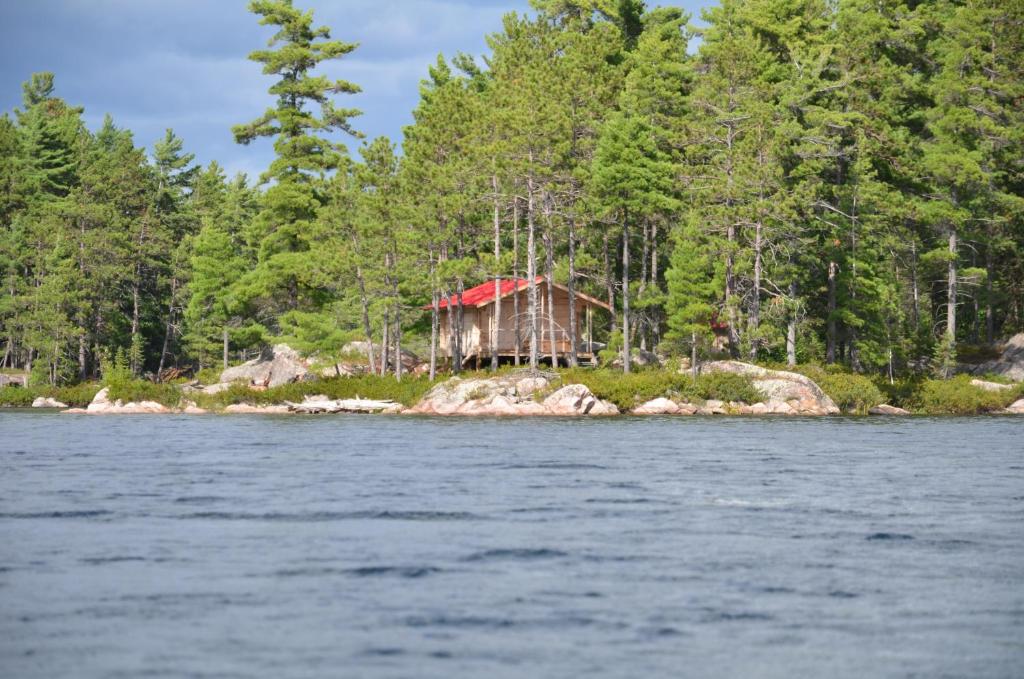 Fly-in Sinclair Lake Cabin