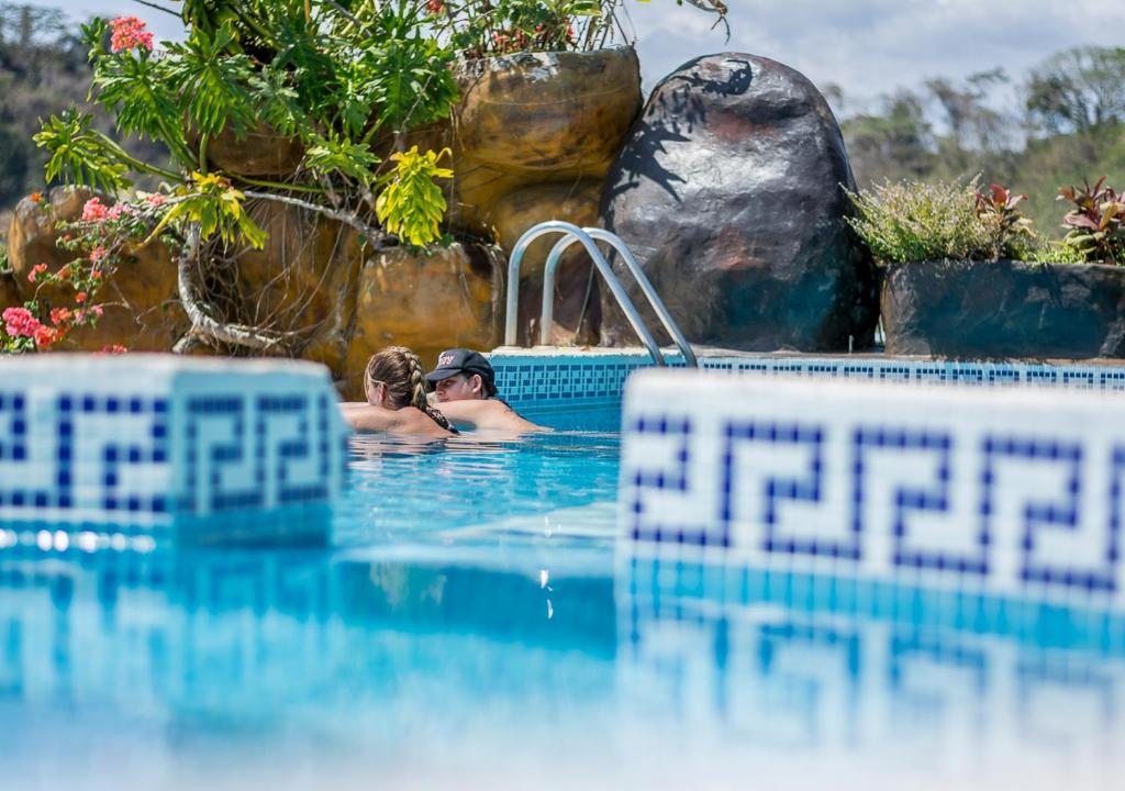 Bazén v ubytování Hotel Le Priss nebo v jeho okolí