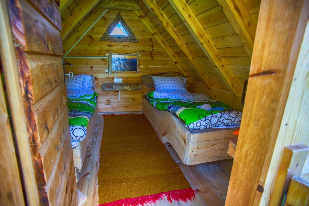 Postel nebo postele na pokoji v ubytování Eco Camp Chalets pod Gorom