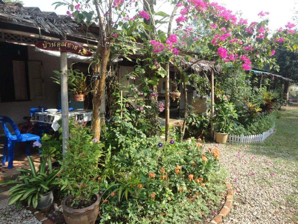 Κήπος έξω από το Grandma's Home Sangkhlaburi