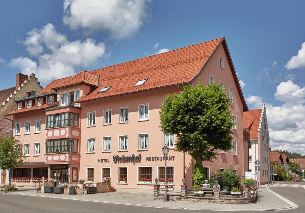 un grand bâtiment sur le côté d'une rue dans l'établissement Hotel Restaurant Lindenhof, à Bräunlingen