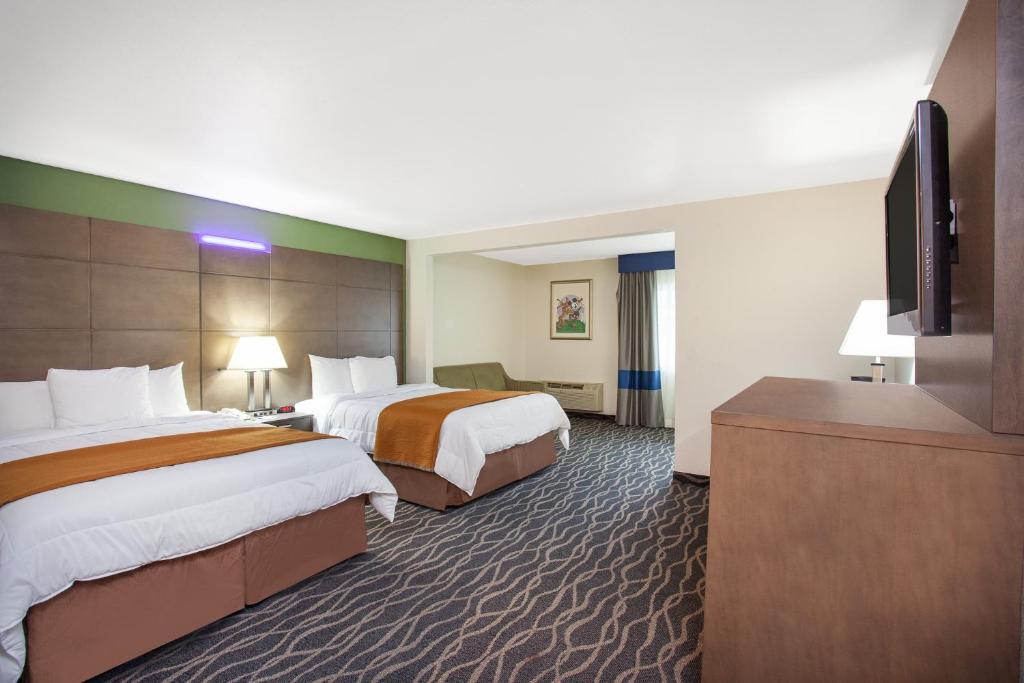 Travelodge Inn & Suites by Wyndham Anaheim on Disneyland Dr photo