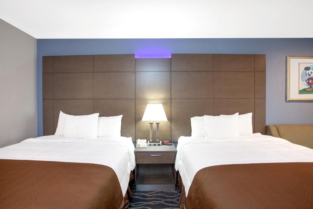 Travelodge Inn & Suites by Wyndham Anaheim on Disneyland Dr photo