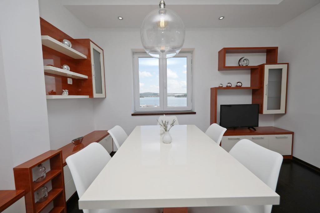 Televízia a/alebo spoločenská miestnosť v ubytovaní Apartmani Postimana