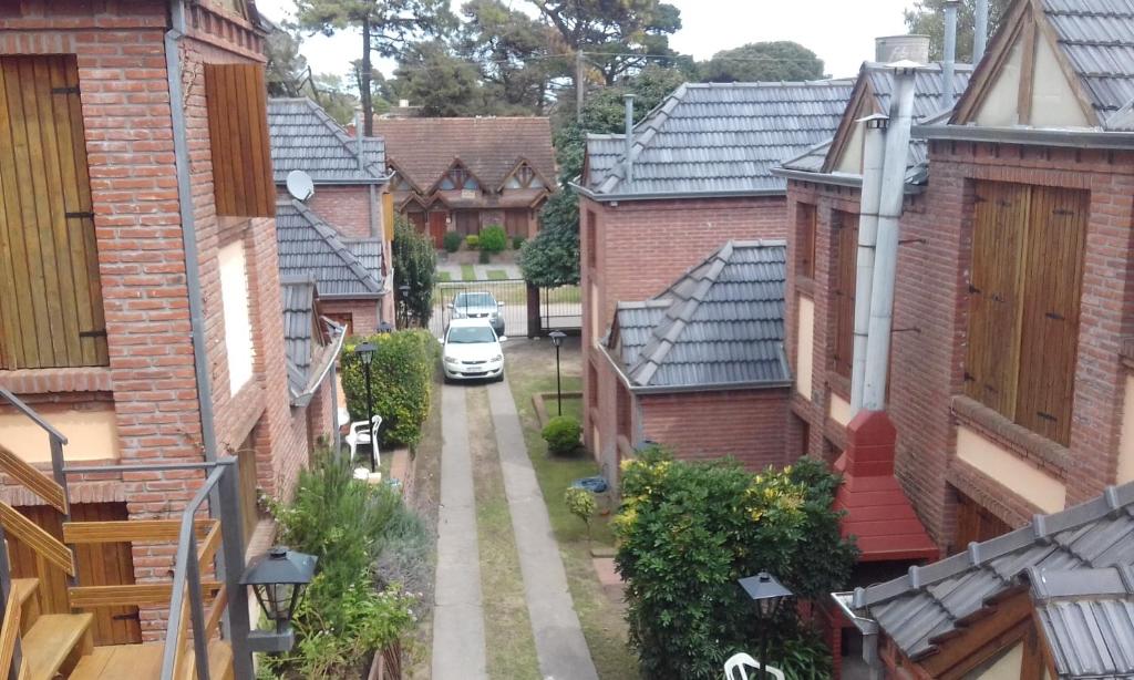 a car parked in a alley between houses at Duplex 7 Lunas in Villa Gesell