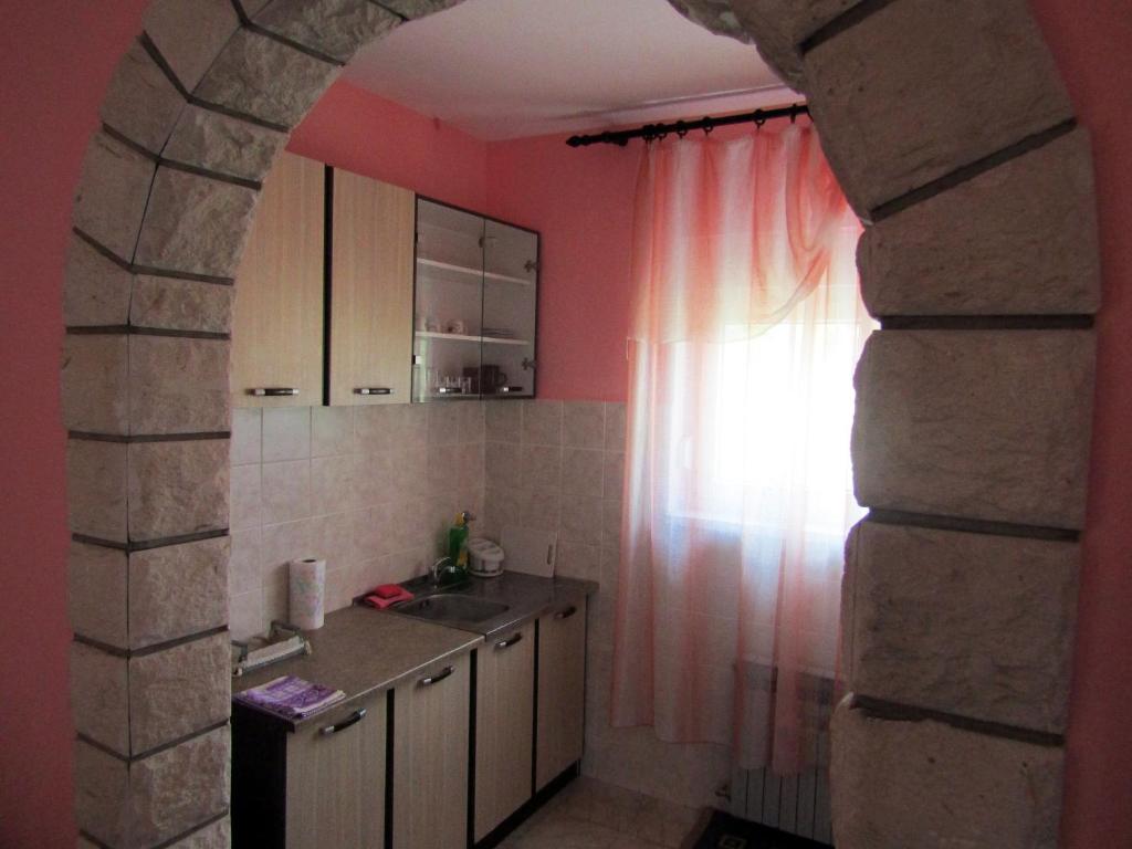 Kuchyň nebo kuchyňský kout v ubytování Apartmani Lovro
