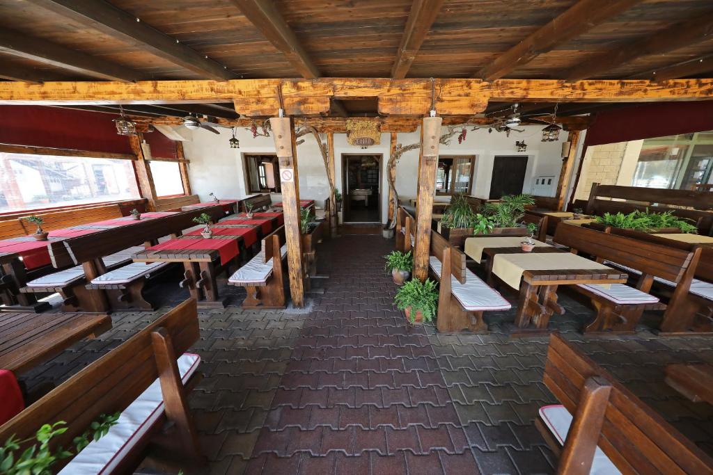 Reštaurácia alebo iné gastronomické zariadenie v ubytovaní Apartmani Postimana