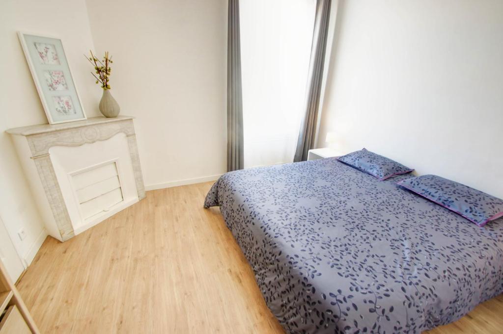 カンヌにあるCroisette/Palais 5 min à piedsのベッドルーム1室(青い掛け布団付きのベッド1台付)