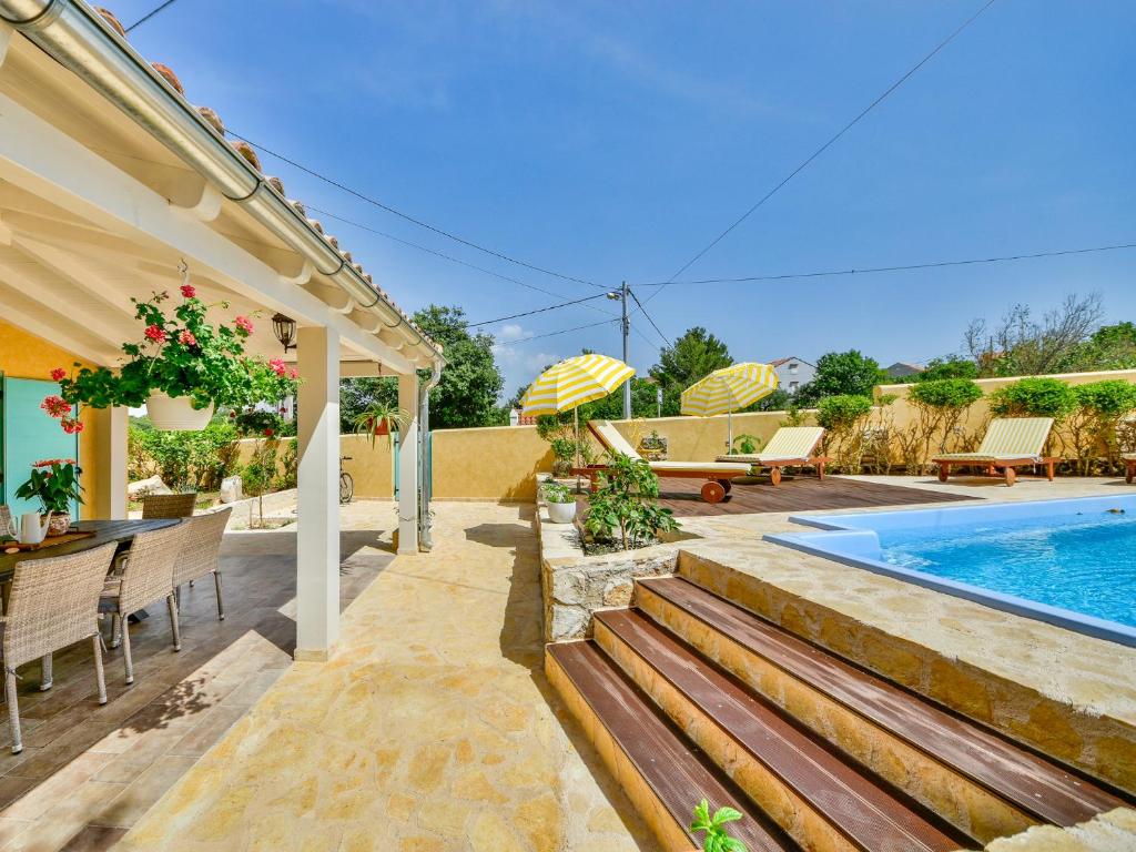 ein Haus mit einem Pool und einer Terrasse in der Unterkunft Villa Mare in Nerezine