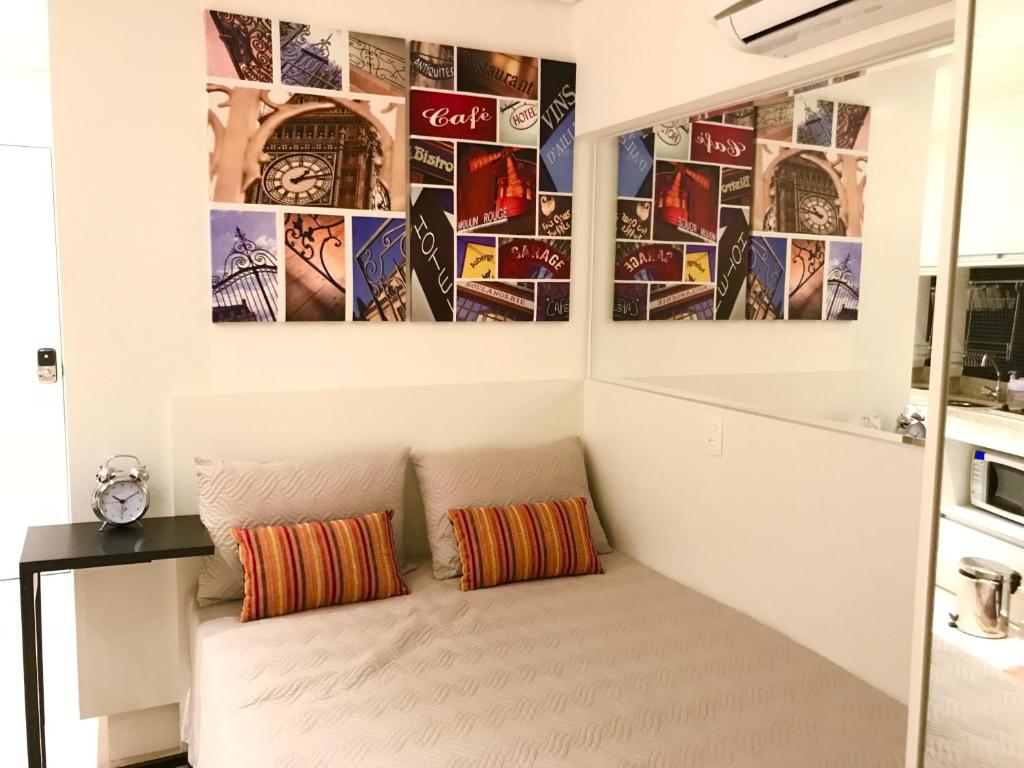 una habitación con dos cuadros en la pared en Studio Augusta, en São Paulo