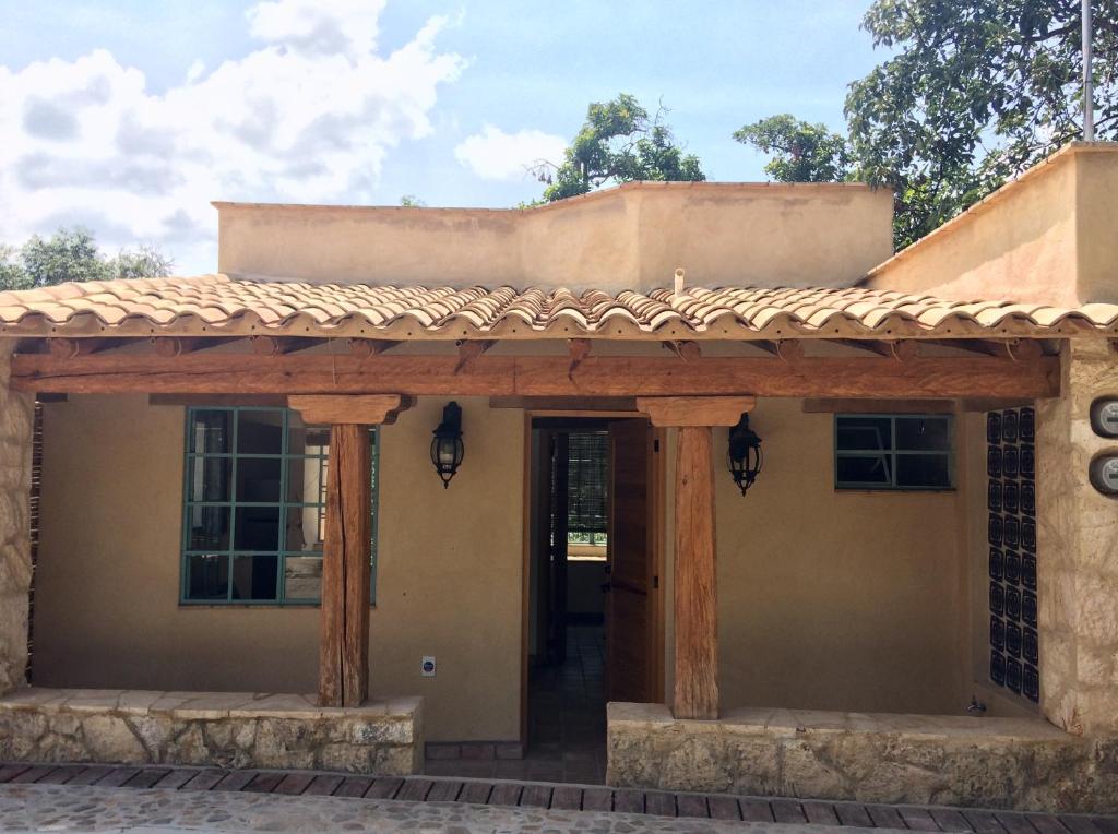 Το κτήριο όπου στεγάζεται  η παραθεριστική κατοικία