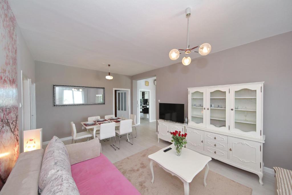 Telewizja i/lub zestaw kina domowego w obiekcie HACIENDA MIA with pool,BBQ,free parking
