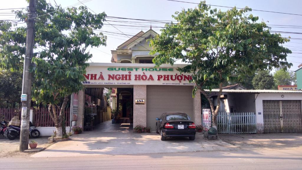 um edifício com um carro estacionado em frente em Hoa Phuong Guesthouse em Ðông Hà