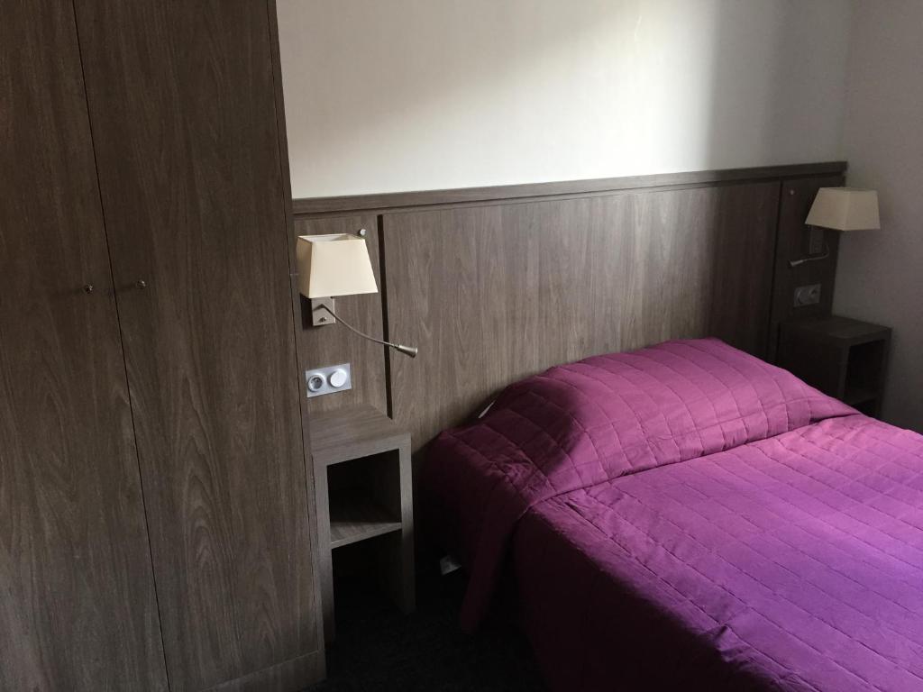 Postel nebo postele na pokoji v ubytování Hôtel Mont-Brison
