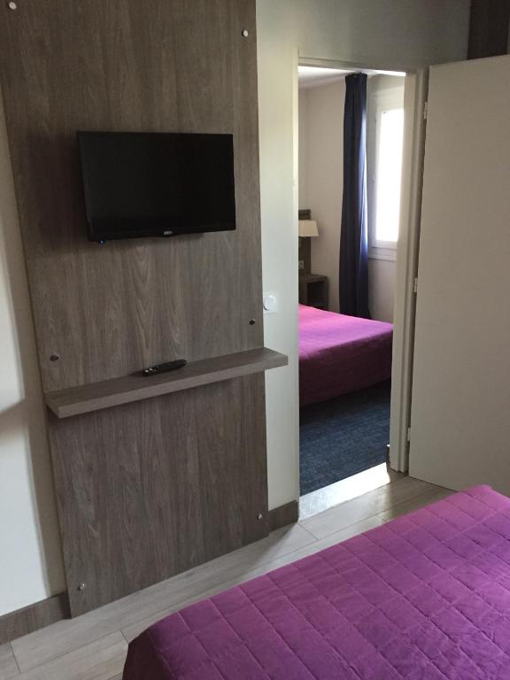 Postel nebo postele na pokoji v ubytování Hôtel Mont-Brison