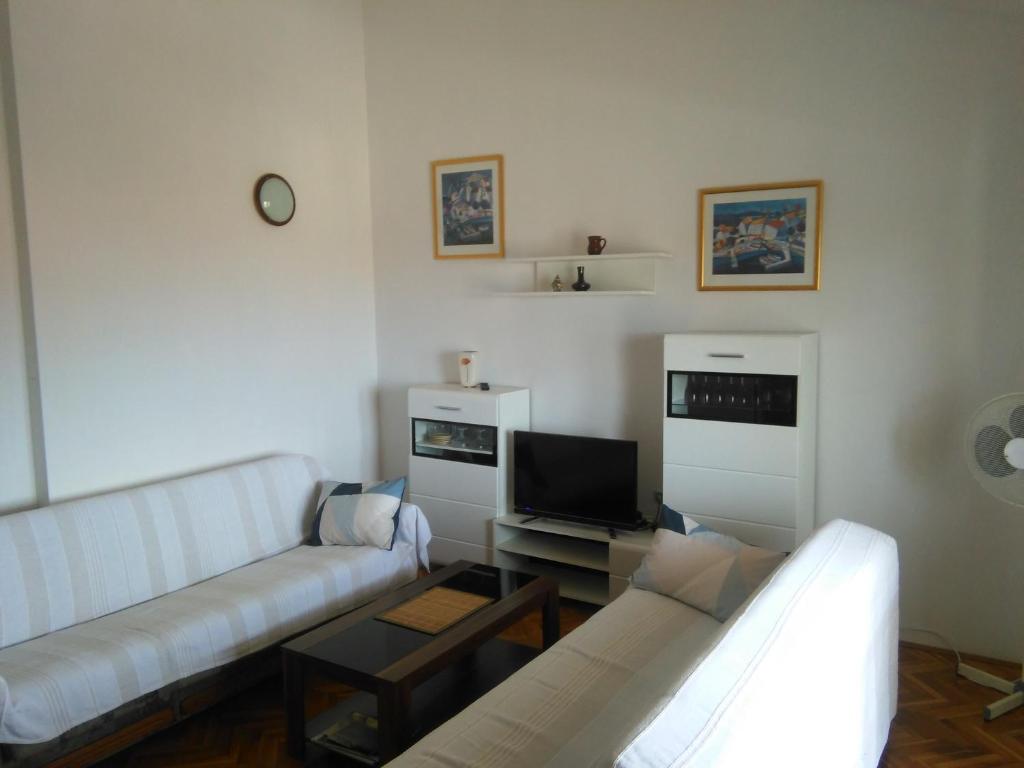 Televízia a/alebo spoločenská miestnosť v ubytovaní Apartments Silvija