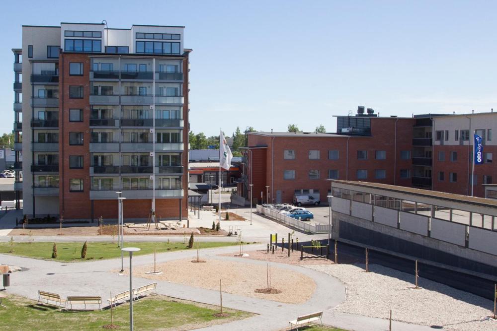 une ville avec un bâtiment et un parking dans l'établissement MR Apartments, à Vaasa