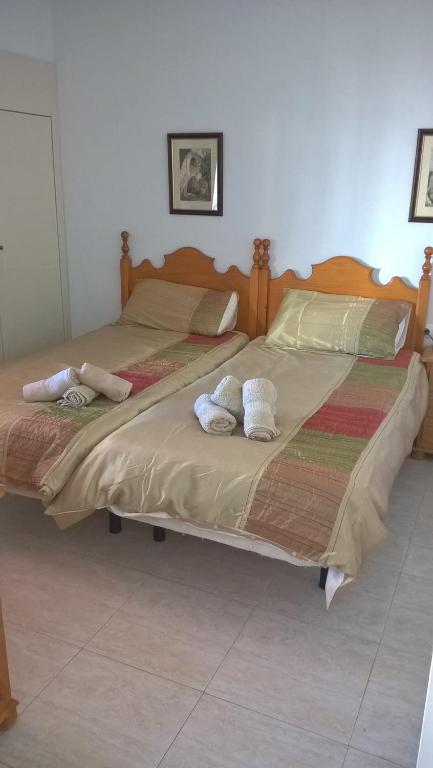 two beds sitting next to each other in a bedroom at coral beach in Calpe