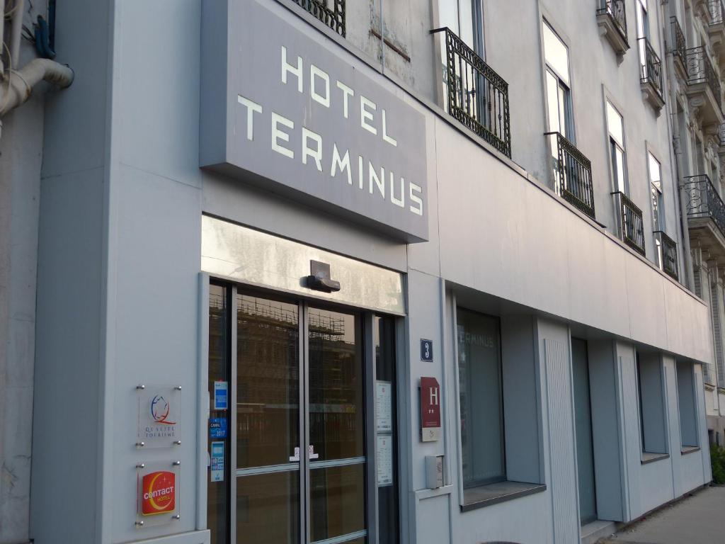 un panneau émetteur d'hôtel sur le côté d'un bâtiment dans l'établissement Hôtel Terminus, à Nantes