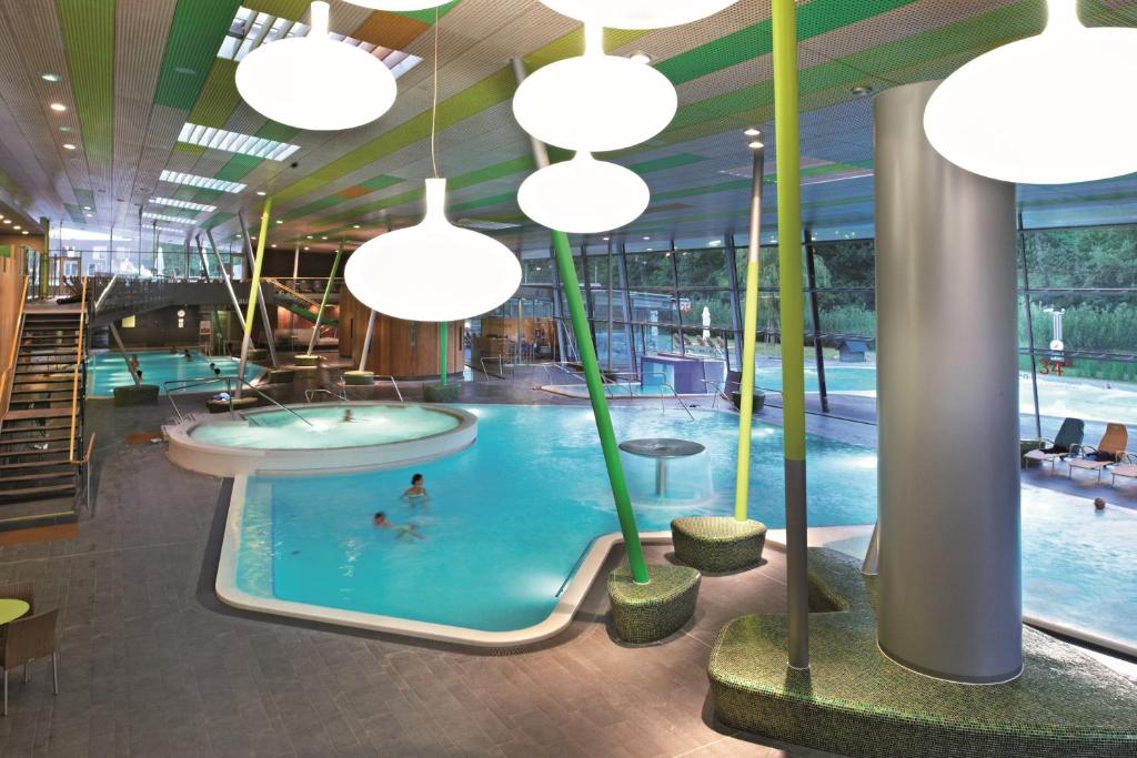 Der Swimmingpool an oder in der Nähe von Spreewald Thermenhotel - Spreewald Therme GmbH