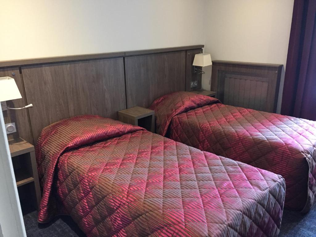 Postel nebo postele na pokoji v ubytování Hôtel Mont-Brison