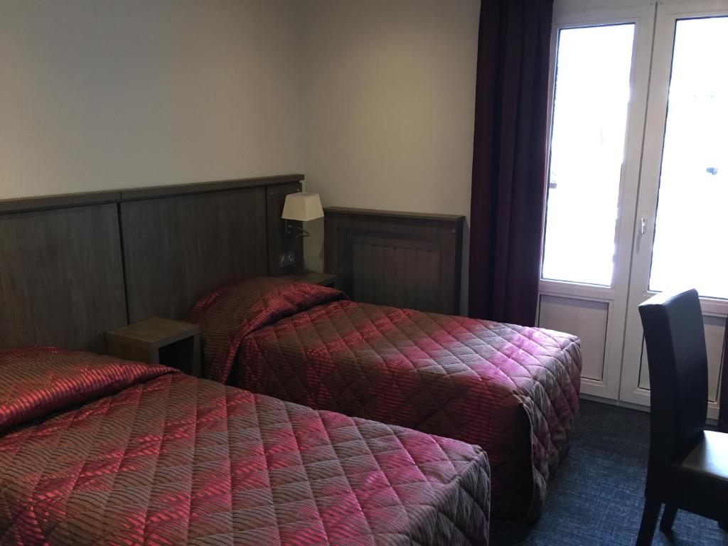 Postel nebo postele na pokoji v ubytování Hôtel Mont-Brison