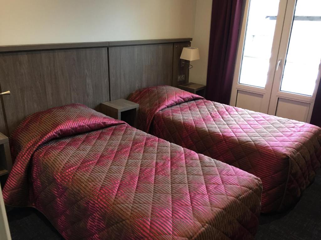 Postel nebo postele na pokoji v ubytování Hôtel Mont-Brison