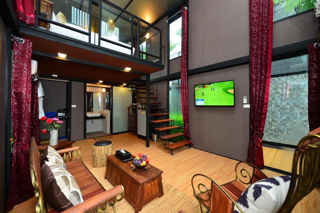 TV a/nebo společenská místnost v ubytování Bukit Pool Villas - SHA Extra Plus