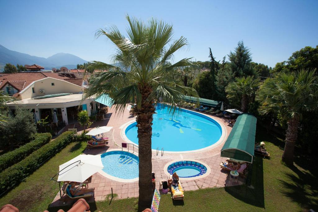 Bazén v ubytování Rebin Beach Hotel nebo v jeho okolí